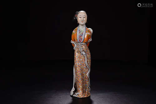 A PORCELAIN CHAINESE MAID