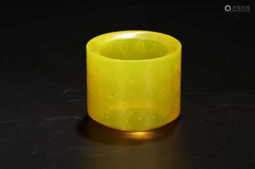 A QIANLONG MARK GLASS THUMB RING WITH POETRY CARVING
