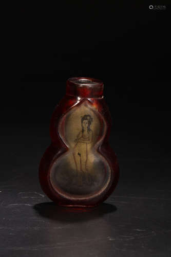 A GLASS SNUFF BOTTLE OF FIGURE CARVING