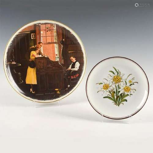 GROUP OF 2 DECORATIVE CERAMIC PLATES