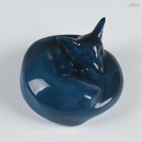 ROYAL DOULTON ANIMAL FIGURE, BLUE FOX CURLED HN147D