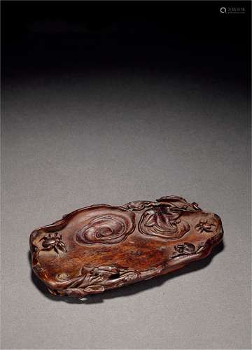 清·沉香浮雕花卉鸣虫笔舔 QING DYNASTY  AN EAGLEWOOD SCHOLAR'S OBJECT WITH FLORAL AND INSECT PATTERNS IN RELIEF