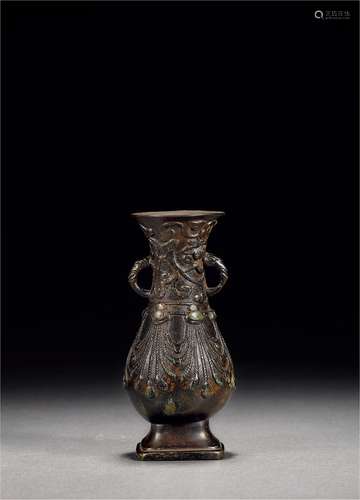 明·铜缠枝璎珞纹象耳香瓶 MING DYNASTY  A BRONZE VASE WITH LOTUS PATTERN AND ELEPHANT HANDLES