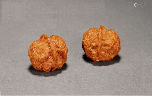 民国·浮雕龙纹核雕一对 REPUBLIC OF CHINA PERIOD  A PAIR OF WALNUT CARVINGS WITH DRAGON PATTERN IN RELIEF