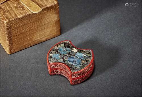 明·剔红嵌锣钿双欢图银锭形香盒 MING DYNASTY  A SYCEE-SHAPED MOTHER-OF-PEARL-INLAID CINNABAR LACQUERED INCENSE CASE WITH BADGER PATTERN