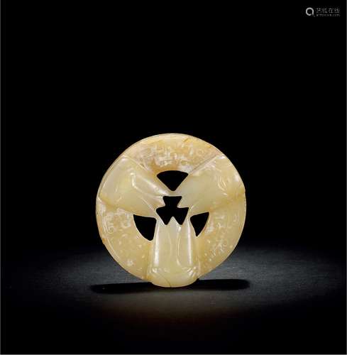 汉·黄玉镂雕三蝉形佩 HAN DYNASTY  AN OPENWORK YELLOW JADE  PENDANT WITH CICADA PATTERN