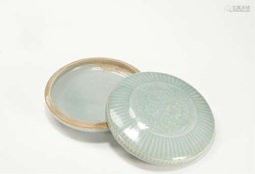 宋·影青菊瓣缠枝花卉纹盖盒 SONG DYNASTY  A PALE CELADON-GLAZED LOBED CASE AND COVER WITH FLORAL PATTERN