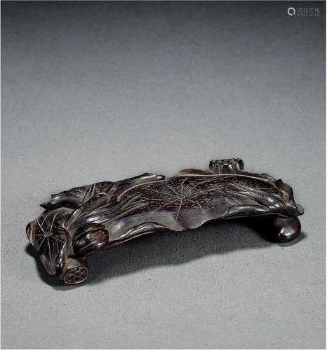 清·紫檀浮雕荷塘清趣墨床 QING DYNASTY  A ZITAN INKSTICK STAND WITH LOTUS POND PATTERN IN RELIEF