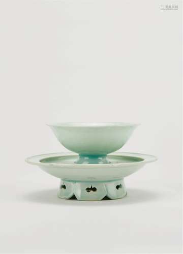 宋·湖田窑花口盏及盏托一组两件 SONG DYNASTY  A 'HUTIAN' LOBED BOWL AND A 'HUTIAN' SAUCER