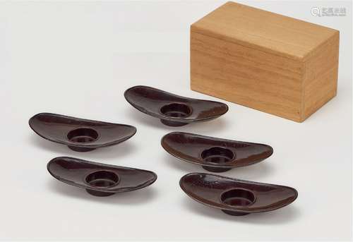 明·木胎褐漆茶托一组五件 MING DYNASTY  FIVE BRONZE-LACQUERED WOOD TEA SAUCERS