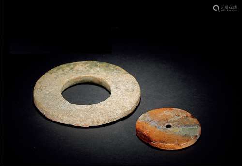 明-清·玉璧及玉环一组两件 MING-QING DYNASTY  A JADE DISC AND A JADE RING