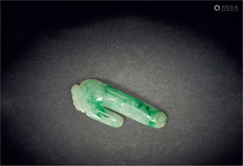 清·翡翠雕螭龙纹手卷别子 QING DYNASTY  A JADEITE SCHOLAR'S OBJECT WITH 'CHI' PATTERN