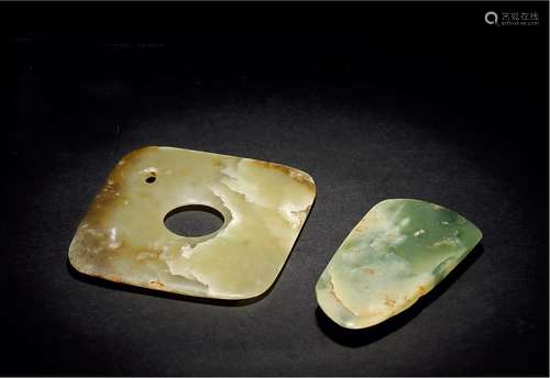 战汉·旧玉方璧及旧玉钺一组两件 WARRING STATES PERIOD-HAN DYNASTY  A SQUARE WHITE JADE DISC AND A PALE CELADON JADE AXE