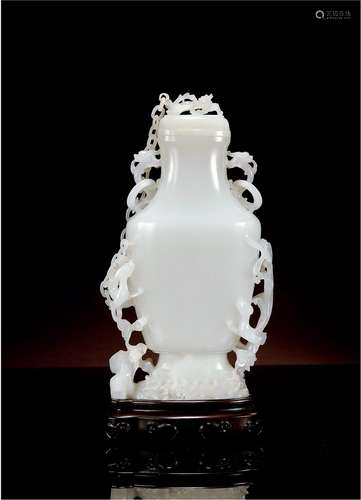 清乾隆·白玉高浮雕螭龙纹链条瓶 QIANLONG PERIOD, QING DYNASTY  A WHITE JADE VASE WITH DRAGON PATTERN IN HIGH RELIEF