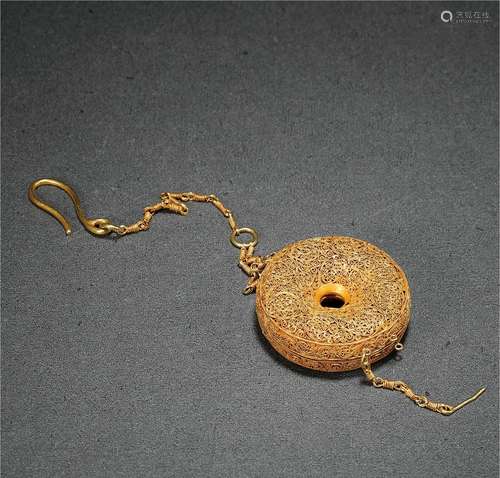 明·金缧丝卷草纹香囊挂件 MING DYNASTY  A GOLD 'SACHET' PENDANT WITH GRASS PATTERN