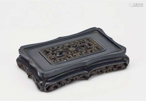 清·紫檀镂雕花卉纹倭角长方座 QING DYNASTY  AN OPENWORK RECTANGULAR ZITAN BASE WITH FLORAL PATTERN