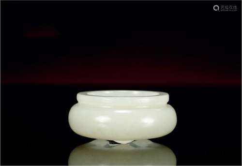 清·白玉鬲式琴炉 QING DYNASTY  A WHITE JADE CENSER