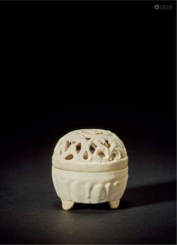 宋·影青釉镂雕缠枝花卉纹香熏 SONG DYNASTY  AN OPENWORK PALE CELADON-GLAZED INCENSE BURNER WITH FLORAL PATTERN