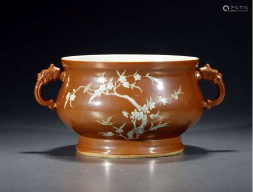 清雍正·酱地堆白花卉纹双耳炉 YONGZHENG PERIOD, QING DYNASTY  A BROWN-GROUND WHITE-GLAZED CENSER WITH FLORAL PATTERN