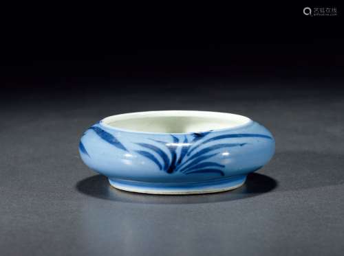 清康熙·蓝上蓝兰花纹镗锣洗 KANGXI PERIOD, QING DYNASTY  A BLUE-GLAZED BRUSH WASHER