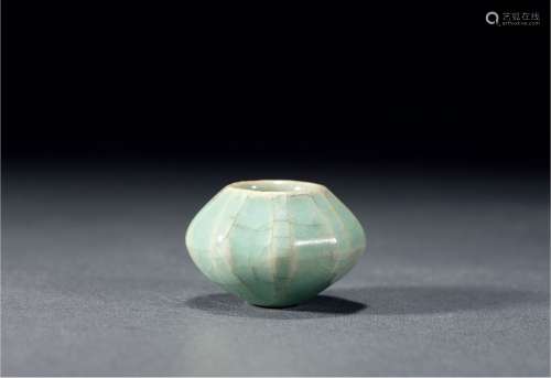 南宋·龙泉窑小水盂 SOUTHERN SONG DYNASTY  A SMALL 'LONGQUAN' CELADON WATERPOT