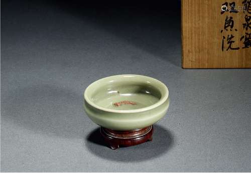 元·龙泉双鱼小洗 YUAN DYNASTY  A SMALL 'LONGQUAN' CELADON BRUSH WASHER WITH FISH PATTERN