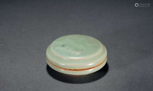 南宋·龙泉窑印荷花粉盒 SOUTHERN SONG DYNASTY  A 'LONGQUAN' CELADON POWDER CASE WITH LOTUS PATTERN