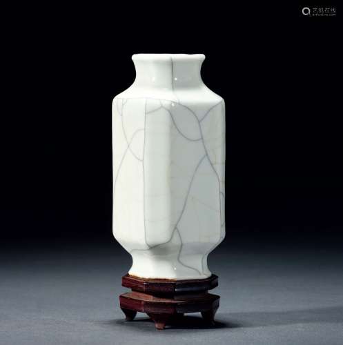 清中期·仿官釉八方小瓶 MID-QING DYNASTY  A 'GUAN'-TYPE OCTAGONAL VASE