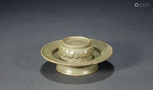 五代·越窑莲瓣纹盏托 FIVE DYNASTIES  A 'YUE' TEA SAUCER WITH LOTUS PATTERN