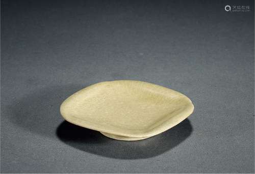 唐·越窑荷叶形笔舔 TANG DYNASTY  A 'YUE' 'LOTUS LEAF' SCHOLAR'S OBJECT