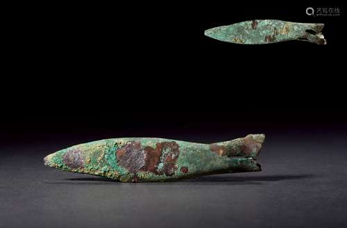 西周·大型中空立体仿生青铜鱼币 WESTERN ZHOU DYNASTY  A LARGE FISH-SHAPED BRONZE COIN