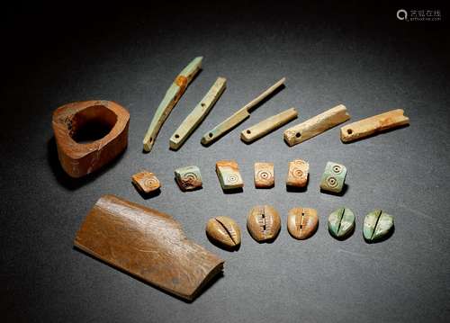 商·骨贝币、计数器及制作材料一组十九枚 SHANG DYNASTY  NINETEEN ARTICLES INCLUDING SEASHELL-SHAPED BONE COINS, TOOLS AND MATERIALS