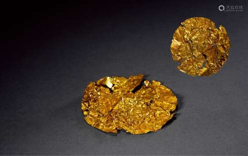战国·大型圆形金箔 说明：金箔是用黄金锤成的薄片。黄金由于具有良好的延展性和可塑性，用黄金制成的金箔具有广泛的用途。