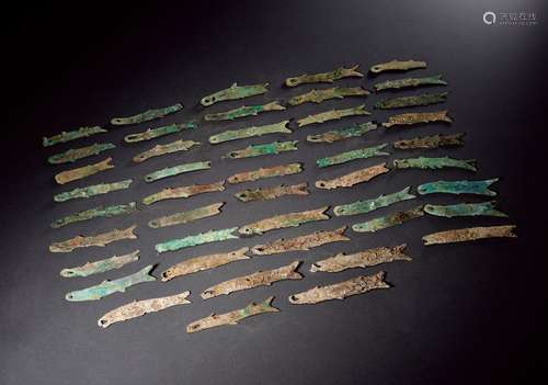 战国·鱼币一组四十六枚 WARRING STATES PERIOD  FORTY-SIX FISH-SHAPED BRONZE COINS