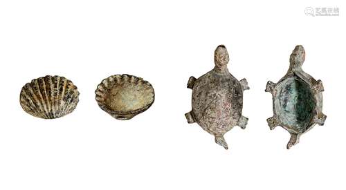 西周-战国·铜贝币、龟币一组二枚 WESTERN ZHOU DYNASTY-WARRING STATES PERIOD  A SEASHELL-SHAPED BRONZE COIN AND A TURTLE-SHAPED BRONZE COIN