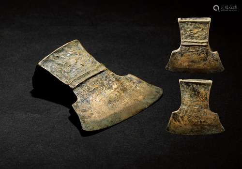 春秋·小型原始空首布币(青铜质) SPRING AND AUTUMN PERIOD  A SMALL SHOVEL-SHAPED BRONZE COIN