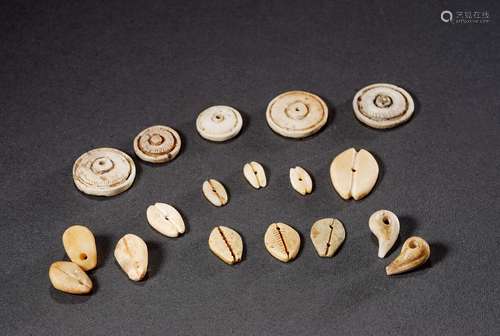 西周·和田玉贝币一组十八枚 WESTERN ZHOU DYNASTY  EIGHTEEN SEASHELL-SHAPED HETIAN JADE COINS