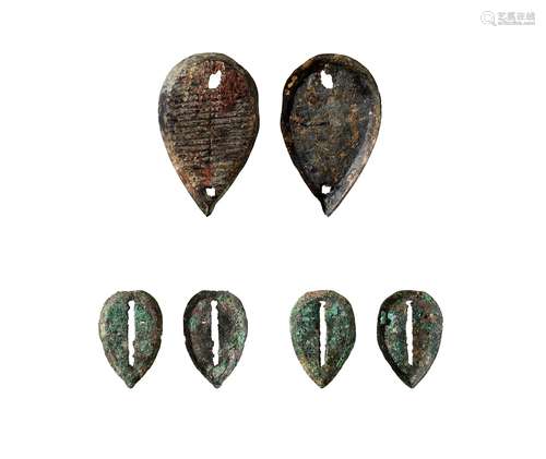 战国·特大型鎏金、小型铜贝一组三枚 WARRING STATES PERIOD  THREE SEASHELL-SHAPED COINS