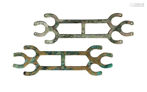 西周·普通型棘币一对 WESTERN ZHOU DYNASTY  TWO SPEAR-SHAPED BRONZE COINS