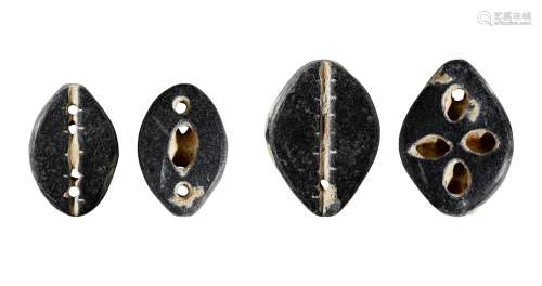 夏·煤精石贝币一组二枚 说明：一枚背两孔，另一枚背四孔，雕刻难度大，用材讲究。
