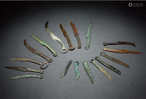 春秋-汉·草原文化削刀一组十七枚 SPRING AND AUTUMN PERIOD-HAN DYNASTY  SEVENTEEN KNIFE-SHAPED bronze COINS