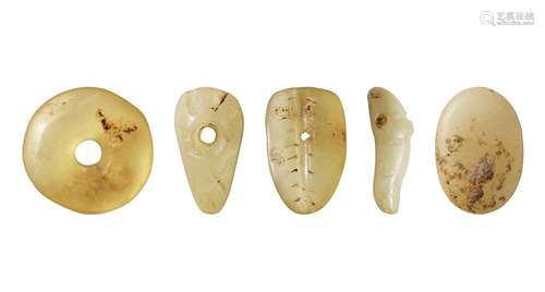 商·和田玉仿生贝币一组五枚 SHANG DYNASTY  FIVE SEASHELL-SHAPED HETIAN JADE COINS