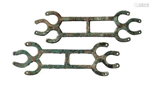 西周·普通型棘币一对 WESTERN ZHOU DYNASTY  A PAIR OF SPEAR-SHAPED BRONZE COINS