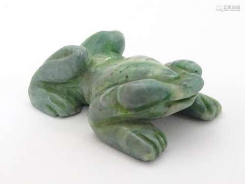 A carved green pendant formed as a frog 1 1/4''