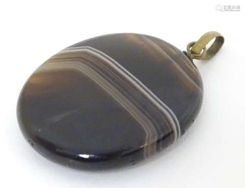 A banded agate pendant approx 1 1/2'' long