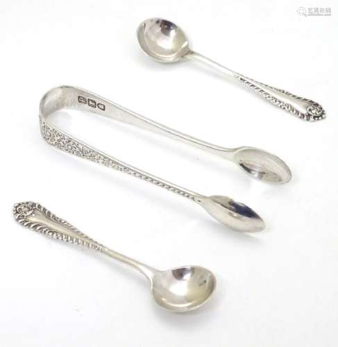 A pair of silver salt spoons hallmarked London 1969