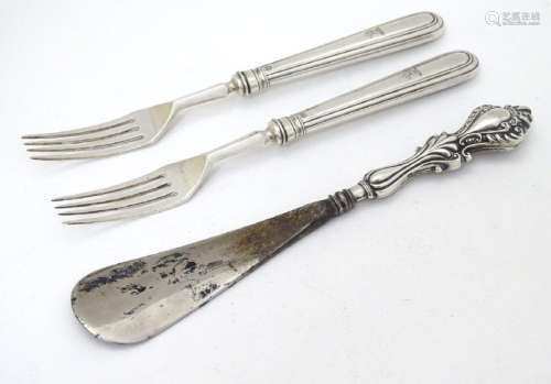 A silver handled shoe horn hallmarked Chester 1904 and