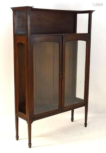 Arts & Crafts - A late 19thC / early 20thC walnut