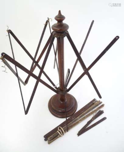 Wool Winder : A 19thC wool winder / swift, of table top
