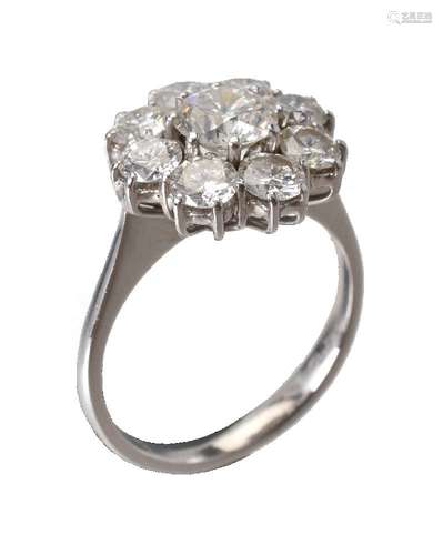 A diamond cluster ring